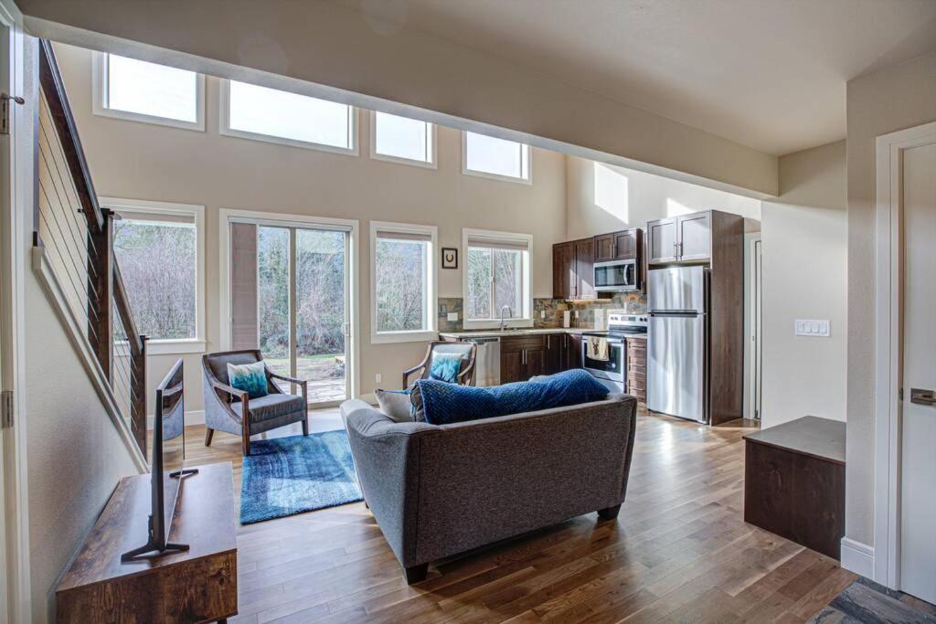 Newly Built Modern Chalet Duplex - 2 Mount Hood Village Exterior photo